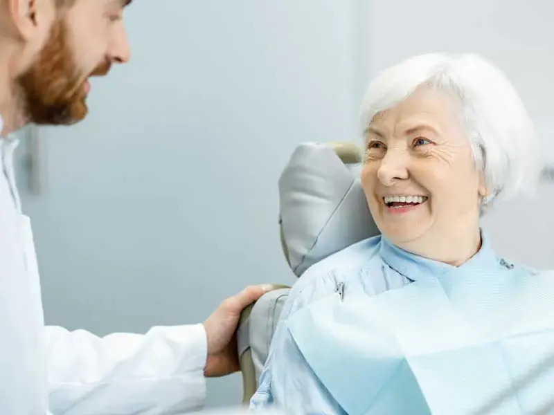 ایمپلنت دندان در سنین مختلف؛ چه زمانی مناسب است؟